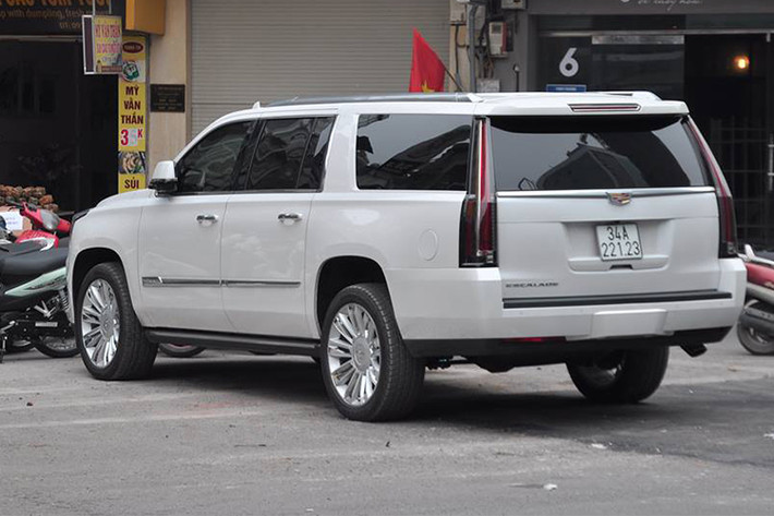 Escalade Platinum ssở hữu khối động cơ 6,2 lít V8 công suất 420 mã lực tại vòng tua máy 5.600 vòng/phút, mô-men xoắn cực đại 623 Nm tại 4.100 vòng/phút. Hộp số tự động 8 cấp kết hợp hệ dẫn động 4 bánh. Các trang bị an toàn trên xe với hệ thống cảnh báo chệch làn đường, cảnh báo chuyển làn, cảnh báo va chạm trước/sau, cảnh báo điểm mù...