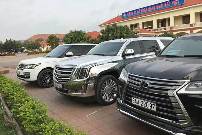 Phiên bản mới khác biệt ở lưới tản nhiệt, đèn pha lớn hơn và kéo dài từ nắp capô, ngay phía dưới là đèn sương mù hình chữ L, cụm đèn hậu phía sau kéo dài dọc hai bên thân xe. Với phong cách thiết kế này Escalade tạo ấn tượng mạnh mang tới diện mạo mới, khác biệt và sang trọng hơn.