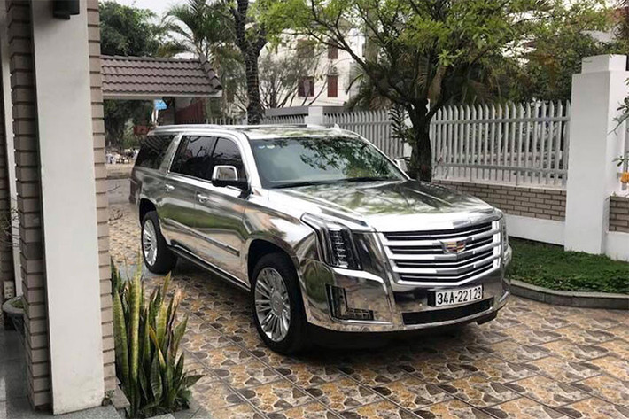 Xe sở hữu mâm hợp kim đa chấu lích thước 24 inch giúp dáng xe dài đột biến thêm phần khỏe khoắn. Nếu bạn nghĩ bộ mâm lớn đi kèm với lốp thành mỏng sẽ ảnh hưởng đáng kể đến độ êm ái thì Cadillac đã chu đáo trang bị cho Escalade hệ thống treo từ tính giúp cải thiện đáng kể trải nghiệm thoải mái cho người ngồi trên xe.