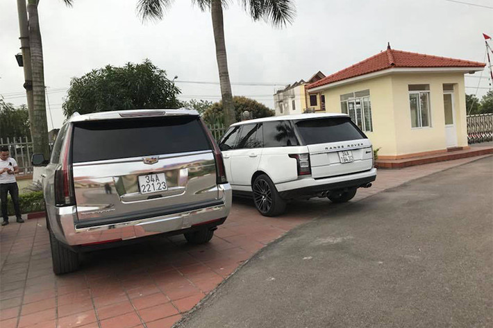 Trong khi các thông số kỹ thuật về kích thước của xe không thay đổi so với bản tiêu chuẩn. Cụ thể, xe sang Cadillac Escalade sở hữu kích thước D x R x C lần lượt là 5.697 x 2.045 x 1.880 mm. Chiều dài cơ sở của Escalade Platinum là 3.302 mm, dài hơn bản Escalade thường 350 mm.