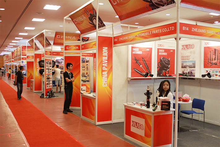 Việc sắp sếp những gian hàng ôtô và xe máy ở vị trí đắc địa cùng với sự hướng dẫn không nhiệt tình từ phía ban tổ chức khiến cho khách tham quan dễ bị lạc vào "ma trận" xe môtô phân khối lớn mà quên mất đi những sản phẩm chính tại đây là các phương tiện vận tải và công nghiệp phụ trợ.