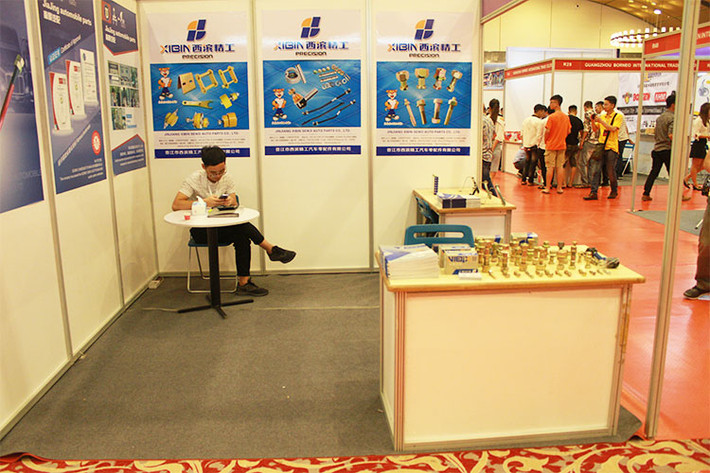 Chiếm số lượng áp đảo là các gian hàng công nghiệp phụ trợ, trong đó phần lớn các doanh nghiệp đến từ Trung Quốc, một số ít khác là các doanh nghiệp Việt Nam - tuy nhiên các gian hàng này lại khá vắng vẻ và ít khách.