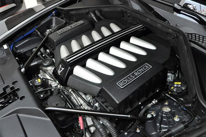 Độ ngoại thất độc đáo thôi không đủ, Jon Olson còn yêu cầu hãng độ phải "thông nòng" khối động cơ V12, dung tích 6.6 lít, của chiếc Rolls-Royce Wraith lên công suất đến 810 mã lực, cao hơn nhiều so với con số 623 mã lực của xe nguyên bản khi được bán ra.