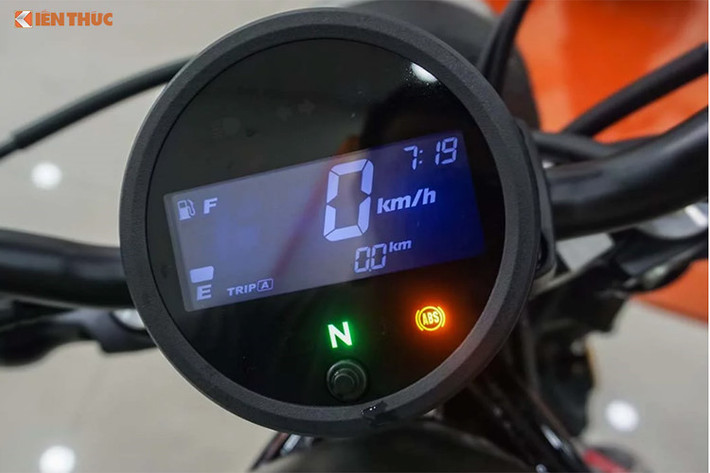 Dù là một mẫu xe thế hệ mới, tuy nhiên toàn bộ dàn đèn trước của xe vẫn sử dụng bóng sợi đốt thay vì công nghệ LED. Phía trên ghi-đông là cụm đồng hồ hình tròn cổ điển, tuy nhiên lại hiển thị bằng một màn hình LCD đơn sắc duy nhất. Nằm bên dưới màn hình là một số đèn báo nhỏ cùng nút chuyển giữa các chế độ hiển thị của đồng hồ.