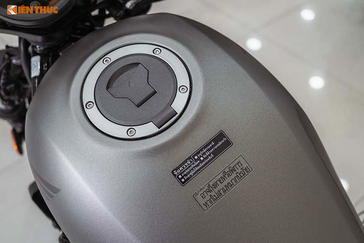 Với Rebel 500 và phiên bản nhỏ hơn 300, hãng xe máy Honda cũng đã thu hẹp chiếc xe một cách tối đa để hạn chế cảm giác cồng kềnh của một mẫu cruiser thông thường. Phần bình xăng gợi nhớ tới thiết kế bình "hạt đậu" (peanut) trên những mẫu bobber độ, với dung tích 11,2 lít.