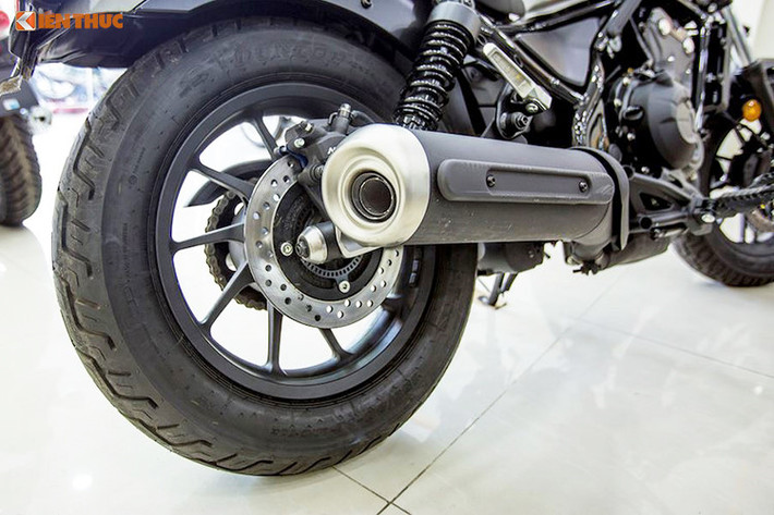 Trong khi thế hệ đầu tiên của Rebel được Honda dựa trên nền tảng khung và động cơ của các dòng CM125/LA250 thì Rebel 500 mới chia sẻ chung khung thép ống dạng kim cương và động cơ của mẫu naked bike CB500F. Tương tự, Rebel 300 cũng sử dụng chung khung và máy của CB300F.