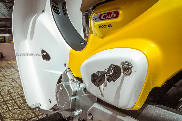 Xe sở hữu yếm nhựa mềm màu trắng, có thiết kế khá giống với những mẫu xe Honda Cub sản xuất những năm 80. Đặc biệt, cốp của xe có thể tháo rời ra được nhằm tăng cường khả năng tiện lợi trong quá trình sử dụng. Trên cốp xe còn có hệ thống khoá mở yên sau khá ấn tượng.