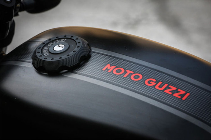 Bình xăng của xe có dung tích 21 lít, được gò và tạo hình khá cơ bắp, mang nét cứng cáp và mạnh mẽ hơn nhờ màu sơn đen sần. Hai bên bình xăng là logo đại bàng bằng nhôm với màu sơn đỏ, tương tự như màu của nắp đầu bò và các chi tiết cách điệu trên xe.