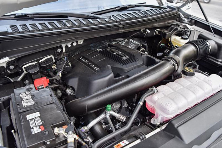 Các trang bị công nghệ an toàn trên Lincoln Navigator Black Label L 2018 độc nhất Việt Nam này sẽ bao gồm; camera 360 độ, hiển thị thông tin trên kính lái HUD, hỗ trợ cảnh báo điểm mù, chiếu sáng thích ứng trong đêm, cảnh báo va chạm phía trước...