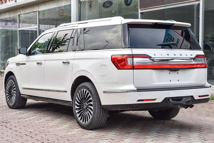 Theo phía công ty nhập khẩu tư nhân tại Hà Nội trước đây từng chào bán chiếc Lincoln Navigator Black Label L 2018 đầu tiên về Việt Nam này là khoảng hơn 9 tỷ đồng. Đối thủ chính của xe là những cái tên sừng sỏ như Lexus LX570 Super Sport, Cadillac Escalade hay Infiniti QX80...