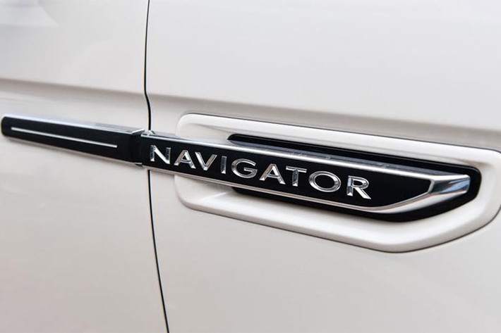 Lincoln Navigator phát triển dựa trên "người anh em" Ford Expedition mới, đồng nghĩa với việc vỏ của chiếc xe này được làm từ vật liệu nhôm. So với thế hệ cũ, xe mang dáng dấp hiện đại hơn khi dùng lưới tản nhiệt mạ crôm phía trước và cụm đèn pha cũng như đèn định vị sử dụng công nghệ LED.