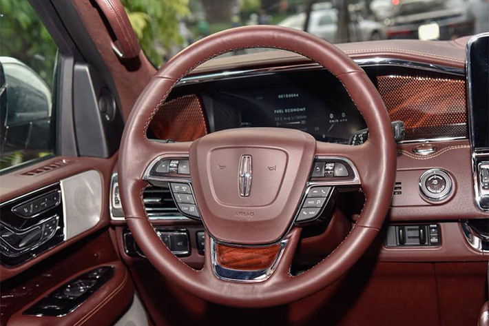 Bên trong, chiếc Lincoln Navigator 2018 đầu tiên về Việt Nam có nội thất nâu đỏ và có đến 3 hàng ghế. Riêng hàng ghế thứ 3 có thể gập lại nhằm tăng diện tích cho khoang chứa đồ. Các trang bị cao cấp nội thất của chiếc SUV hạng sang cỡ lớn của Ford có hệ thống thông tin giải trí SYNC 3, tương thích Apple CarPlay và Android Auto.