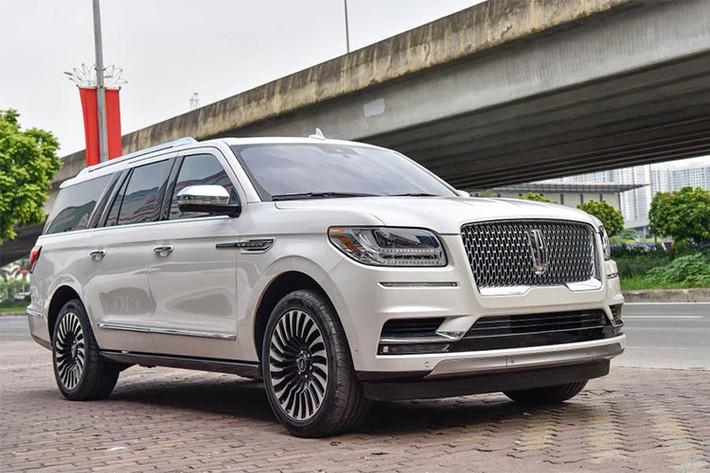 Chiếc xe Lincoln Navigator Black Label L 2018 đầu tiên tại Việt Nam mang ngoại thất sơn màu trắng. Chiều dài cơ sở của xe lên tới 3.342 mm. Lincoln Navigator Black Label L 2018 có cân nặng hơn 2,7 tấn, tuy nhiên, so với trọng lượng đời trước, cân nặng của xe đã giảm cân khoảng 91 kg. Sức kéo tối đa của xe gần 4 tấn.