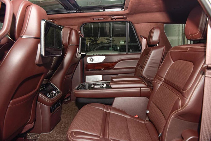 Mẫu xe SUV cao cấp Lincoln Navigator Black Label L 2018 về Việt Nam được trang bị khối động cơ xăng V6, dung tích 3.5 lít, tăng áp kép, sản sinh công suất tối đa 450 mã lực và mô-men xoắn cực đại 675 Nm. Ford trang bị cho chiếc SUV hạng sang cỡ lớn của mình hộp số tự động 10 cấp.