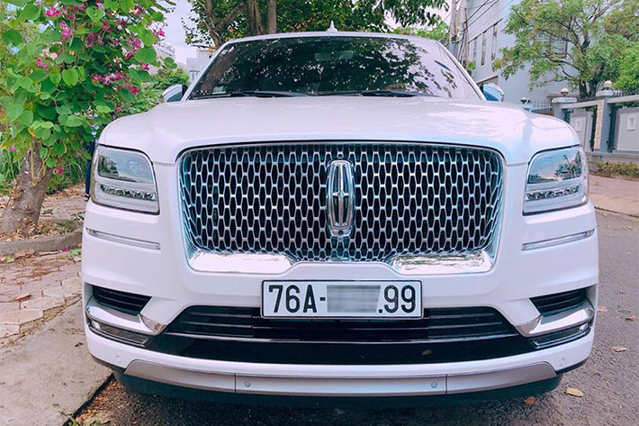 Chưa dừng lại đó, biển số của chiếc SUV siêu sang Lincoln Navigator Black Label L 2018 còn mang ý nghĩa khá đẹp với cặp 99 chốt ở 2 con số cuối. Số 9 tượng trưng cho "sức khoẻ thịnh vượng và lăm ăn luôn thăng tiến". Được biết, chủ nhân của chiếc Lincoln Navigator 2018 đầu tiên tại Việt Nam là một doanh nhân còn khá trẻ tại Quảng Ngãi.
