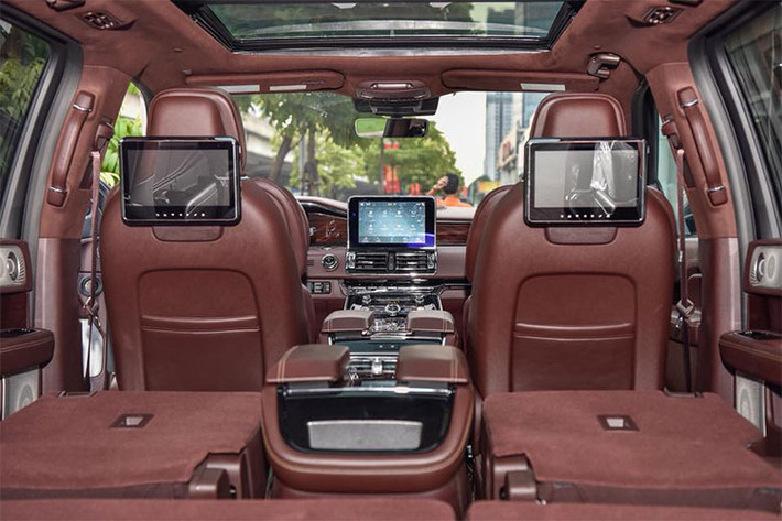 Hàng ghế sau của chiếc SUV siêu sang này được trang bị thêm 2 màn hình có kích thước 10 inch, ghế trước có tính năng làm mát, sưởi ấm và masagge. Các công nghệ an toàn có trên xe bao gồm hiển thị thông tin trên kính lái HUD, hỗ trợ cảnh báo điểm mù, camera 360 độ, chiếu sáng thích ứng trong đêm, cảnh báo va chạm phía trước...