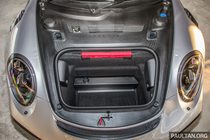 Porsche 911 GT2 RS 2018 đã được trưng bày tại trường đua quốc tế Sepang ở Malaysia và có giá lên đến 2,9 triệu RM, tương đương 16,5 tỷ đồng. Như vậy, Porsche 911 GT2 RS 2018 ở Malaysia rẻ hơn rất nhiều so với xe tại Thái Lan vốn có giá 33,5 triệu Baht (24,4 tỷ đồng).