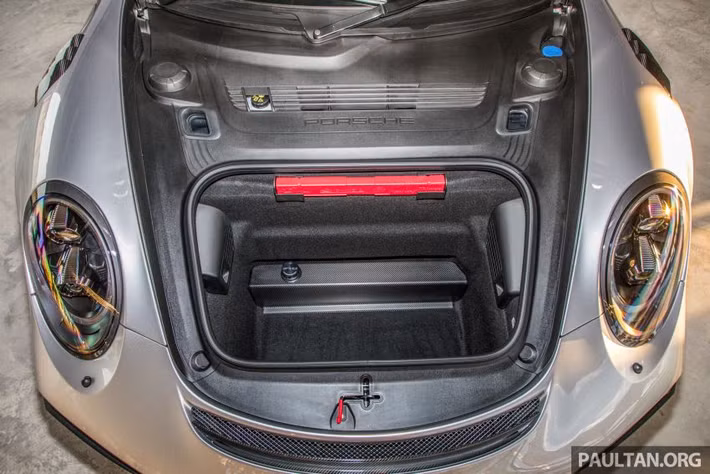 Porsche 911 GT2 RS 2018 đã được trưng bày tại trường đua quốc tế Sepang ở Malaysia và có giá lên đến 2,9 triệu RM, tương đương 16,5 tỷ đồng. Như vậy, Porsche 911 GT2 RS 2018 ở Malaysia rẻ hơn rất nhiều so với xe tại Thái Lan vốn có giá 33,5 triệu Baht (24,4 tỷ đồng).