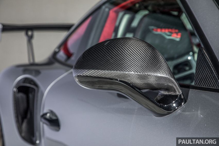 Phần đầu xe của Porsche 911 GT2 RS 2018 được trang bị hốc gió và bộ chẻ khí cỡ lớn. Ngay cả trên nắp capô và nắp khoang động cơ phía sau cũng có thêm hốc gió. Đằng sau xuất hiện 2 ống xả và cánh gió đuôi đồ sộ. Hệ thống xả của Porsche 911 GT2 RS 2018 được làm từ titan nên giúp giảm 7 kg trọng lượng.