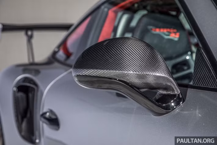 Phần đầu xe của Porsche 911 GT2 RS 2018 được trang bị hốc gió và bộ chẻ khí cỡ lớn. Ngay cả trên nắp capô và nắp khoang động cơ phía sau cũng có thêm hốc gió. Đằng sau xuất hiện 2 ống xả và cánh gió đuôi đồ sộ. Hệ thống xả của Porsche 911 GT2 RS 2018 được làm từ titan nên giúp giảm 7 kg trọng lượng.