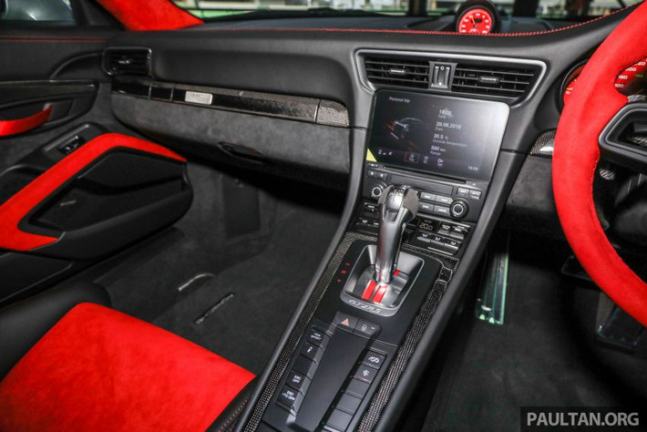 Nếu muốn, khách hàng có thể yêu cầu hãng Porsche lắp thêm hệ thống thông tin giải trí và điều hòa vào bên trong 911 GT2 RS 2018.