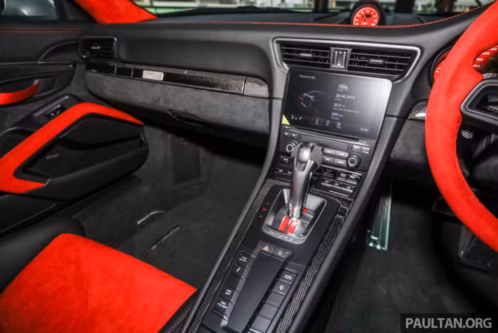 Nếu muốn, khách hàng có thể yêu cầu hãng Porsche lắp thêm hệ thống thông tin giải trí và điều hòa vào bên trong 911 GT2 RS 2018.