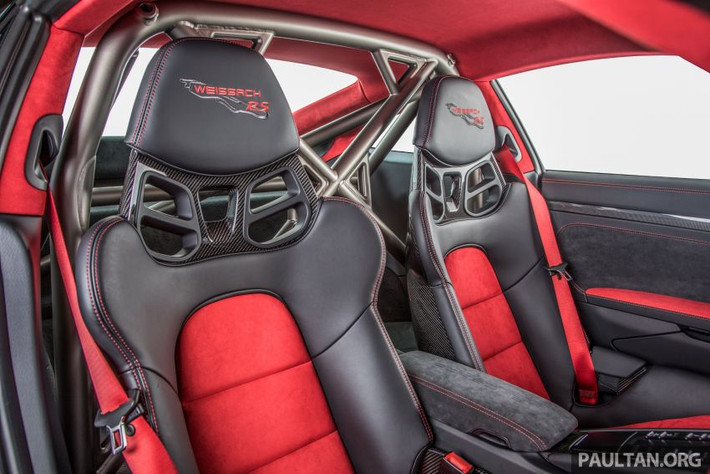 Bước vào bên trong Porsche 911 GT2 RS phiên bản 2018 này, bạn sẽ tìm thấy nội thất bọc da màu đen và Alcantara màu đỏ, bao gồm cả trần bên trên. hêm vào đó là các chi tiết ốp sợi carbon, vô lăng thể thao tích hợp lẫy chuyển số thể thao và lồng chống lật.