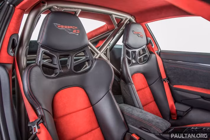 Bước vào bên trong Porsche 911 GT2 RS phiên bản 2018 này, bạn sẽ tìm thấy nội thất bọc da màu đen và Alcantara màu đỏ, bao gồm cả trần bên trên. hêm vào đó là các chi tiết ốp sợi carbon, vô lăng thể thao tích hợp lẫy chuyển số thể thao và lồng chống lật.