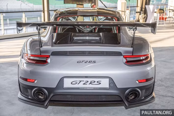 Porsche 911 GT2 RS 2018 không được trang bị hệ dẫn động 4 bánh toàn thời gian mà dùng hệ dẫn động cầu sau, đi với khung gầm theo phong cách xe đua. Tuy nhiên, nhờ hệ thống treo đặc biệt và những cải tiến trong thiết kế khí động học, Porsche 911 GT2 RS 2018 vẫn chạy ổn định trên đường.