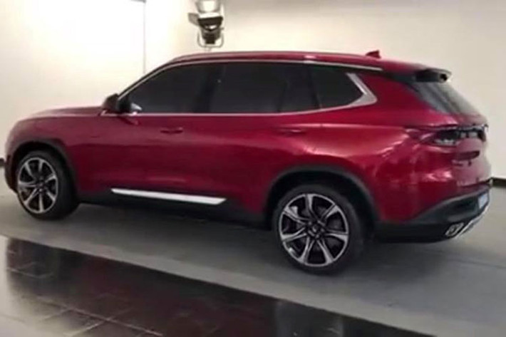 Đuôi xe xuất hiện thêm dòng chữ Vinfast ngay dưới logo chữ V. Ngoài ra, người xem cũng có thể nhận ra dòng chữ Pininfarina ở phía sau xe. Nếu là sự thật, hai đoạn video trên càng cho thấy sự nghiêm túc của Vinfast trong việc thực hiện lời hứa sản xuất một chiếc xe ôtô thương hiệu Việt.