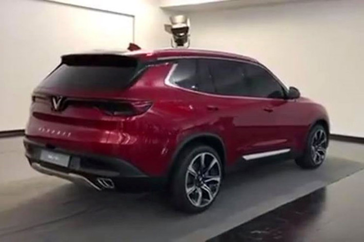 Nhiều người cho rằng cả hai đoạn video đã được quay trong studio của công ty thiết kế xe hơi lừng danh Pininfarina, Italy. Theo đó, phần lưới tản nhiệt trên mẫu xe sedan và SUV của Vinfast có gắn logo chữ V cách điệu như hình ảnh mà Vinfast sử dụng cho mục đích quảng cáo.