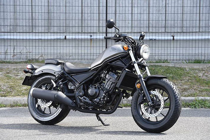 Honda Rebel 300 đã chính thức có giá bán tại thị thường Việt Nam, giá xe chính hãng đã được niêm yết ở mức 125 triệu đồng với 3 phiên bản màu bao gồm: Đen đỏ – Bạc Đen – Đen. Honda Rebel 300 bắt đầu được bán tới tay khách hàng Việt Nam từ ngày 27/3/2018 thông qua các đại lý Head do Honda ủy nhiệm trên toàn quốc.
