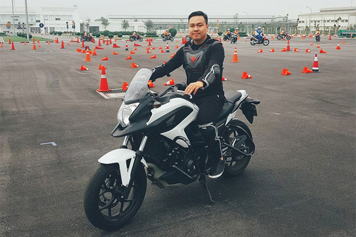 Honda NC750 sở hữu động cơ 4 thì, SOHC, xi-lanh đôi, dung tích 745cc, kết hợp hệ thống phun xăng điện tử và hộp số 6 cấp. Khối động cơ có thể sản sinh công suất 54,8 mã lực và mô-men xoắn cực đại 68 Nm. Tại Việt Nam, phiên bản Honda NC750 thường hiện có giá bán khoảng 550 triệu đồng từ các đại lý không chính hãng.