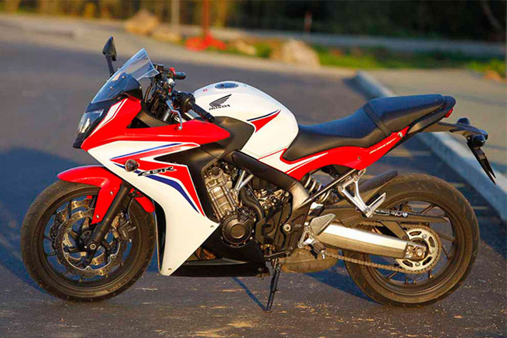 Honda CBR650F được trang bị khối động cơ 4 xi lanh inline DOHC, 16 van, có khả năng sản sinh công suất 85,8 mã lực mô-men xoắn cực đại 63 Nm, đi kèm hộp số 6 cấp. Tại thị trường Ấn Độ, mẫu xe này sở hữu mức giá khoảng 172 triệu đồng.