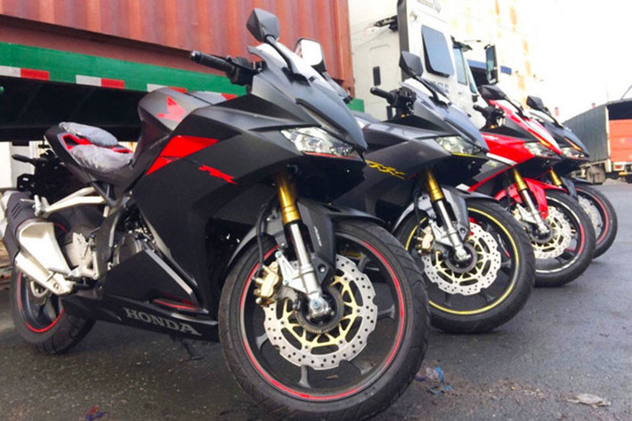 Honda CBR250RR sở hữu động cơ 2 xi-lanh thẳng hàng 249,7 cc DOHC 8 van hoàn toàn mới, làm mát bằng chất lỏng kèm quạt gió. Động cơ này khá tương đồng với các đối thủ đồng hạng nhưng lại là một bước "cải lùi" so với CBR250RR thế hệ đầu tiên khi đã bị "cắt" đi 2 xi-lanh.