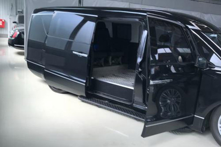 Hiện chưa có hình ảnh chụp bên trong xe nhưng dự đoán, Aurus Arsenal cũng có thiết kế nội thất cao cấp như Senat sedan. Ở mẫu xe sedan này, hãng Aurus đã sử dụng chất liệu da sang trọng, kết hợp với những chi tiết ốp gỗ, kim loại bóng và những công nghệ trợ lái hiện đại như kiểm soát hành trình thích ứng, phát hiện điểm mù và phanh khẩn cấp tự động.