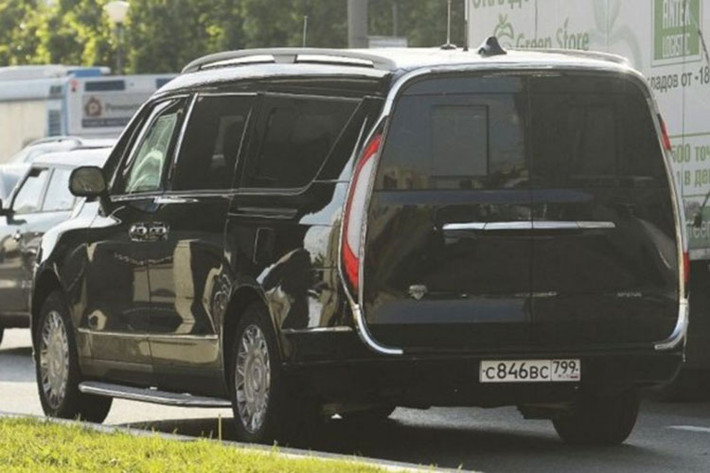 Chiếc Aurus Arsenal này đã lọt vào ống kính của cánh phóng viên khi đang chạy thử tại khu vực gần điện Kremlin. Tương tự mẫu limousine của Tổng thống Nga và Senat sedan, Aurus Arsenal cũng sở hữu thiết kế ấn tượng bên ngoài nhờ lưới tản nhiệt cỡ lớn với những thanh nan mạ crôm nằm dọc, gợi liên tưởng đến xe Rolls-Royce.