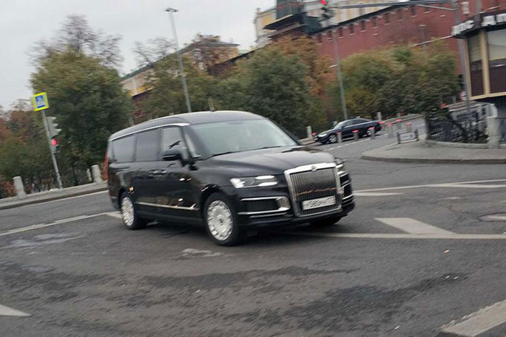 Mẫu minivan hạng sang Aurus Arsenal sử dụng chung cơ sở gầm bệ với Senat sedan và mẫu SUV Komendant sẽ ra mắt trong tương lai. Ngoài ra, Aurus Arsenal còn sở hữu kích thước lớn hơn những đối thủ đến từ Volkswagen và Mercedes-Benz trong phân khúc minivan cao cấp.