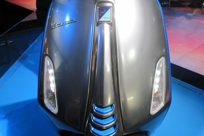 Xe sở hữu đồng hồ màn hình điện tử ngoài khả năng hiển thị các thông số như lượng pin, tốc độ, giờ giấc còn có khả năng kết nối Bluetooth với điện thoại thông minh. Các chi tiết và kích thước tổng thể của xe ga chạy điện Elettrica khác với cặp vành 11 inch 5 cánh đơn cùng hệ thống phanh đĩa trước và phanh đùm cho bánh sau.