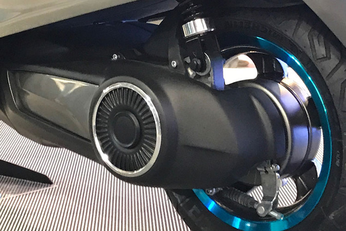 Xe cũng đang được phát triển, các tiện ích thông minh này sẽ giúp chiếc xe nhận diện người lái không cần tới chìa khóa, cảnh báo nguy hiểm trên đường, theo dõi tình trạng giao thông... Bên cạnh Vespa Elettrica chạy điện thuần túy, Piaggio còn có dự định tung ra phiên bản Elettrica X hybrid. Vespa Elettrica X có ắc quy nhỏ hơn, dẫn tới tầm hoạt động chỉ 50km nếu chỉ sử dụng điện.