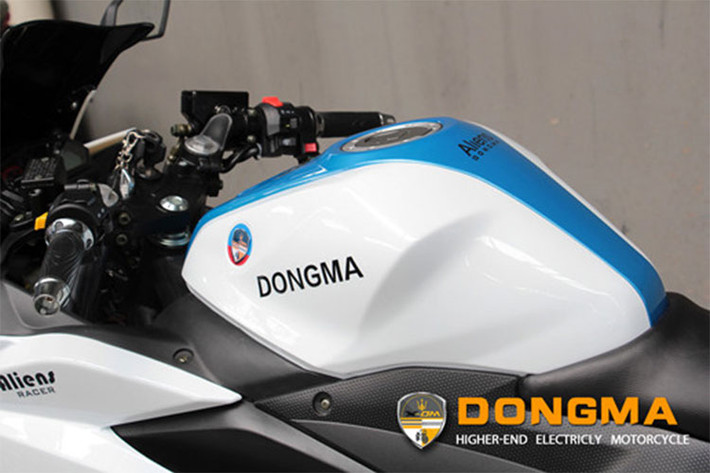 Đồng hồ của xe có hình dạng và thiết kế giống hệt Yamaha R3 với đồng hồ analog hiển thị vòng tua máy và màn hình LCD hiển thị vận tốc, cấp số, thời gian, hành trình, lượng xăng và nhiệt độ máy. Bình xăng giả được thiết kế dạng khí động học cho môtô thể thao cũng được áp dụng.