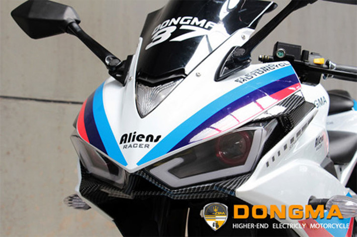 Hàng loạt các chi tiết như khung xe, dàn áo, đầu đèn, đuôi xe, đèn hậu và bình xăng của chiếc xe máy điện này có thiết kế giống hệt Yamaha R3. Đèn pha của xe vẫn là đèn pha đôi, nhưng bên trong trang bị bóng LED dạng projector, chạy theo viền mặt đèn là dải đề-mi LED ấn tượng.