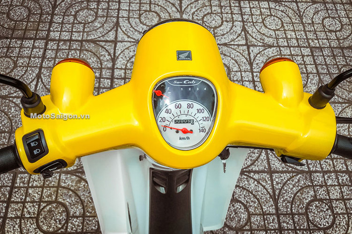 Trên phiên bản mới này, đồng hồ công tơ mét của xe vẫn không thay đổi quá nhiều, vẫn là dạng cơ với đồng hồ đo tốc độ, báo xăng... Các nút bấm điều khiển trên xe không thay đổi,vẫn mang thiết kế mới của Honda.