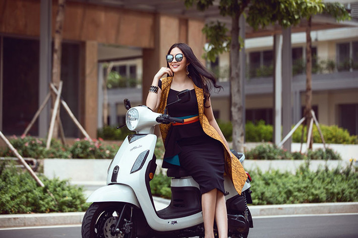 Chọn xe ga cho phụ nữ cũng cần chú ý đến độ tuổi và phong cách ăn mặc. Có những dòng xe tay ga rất cá tính, trẻ trung, thể thao như Hayate (Suzuki), Air Blade (Honda), NVX (Yamaha)… nhưng cũng có những chiếc mềm mại, nữ tính, thời trang như Attila Elizabeth (SYM), LX, Liberty (Piaggio),…