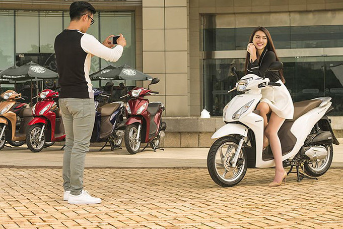 Ví dụ, từ số tiền hiện có để khoanh vùng các loại xe có mức giá có khả năng chi trả. Bạn cố mua một chiếc xe tay ga đắt tiền, chưa chắc đã yên tâm để sử dụng vì còn phụ thuộc vào nhiều yếu tố khác nữa. Hãy tính đến cả chi phí sử dụng sau này (chi phí nhiên liệu, chi phí sửa chữa, thay thế phụ tùng…).