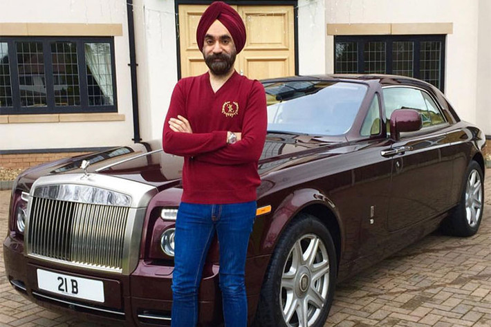 Trong số 7 chiếc Rolls-Royce, chiếc màu vàng, đen, bạc và đỏ rượu mang thương hiệu Phantom, bao gồm cả phiên bản mới lẫn cũ. Trong khi đó, 3 chiếc màu nâu, trắng và đỏ tươi đều mang thương hiệu Rolls-Royce Dawn.