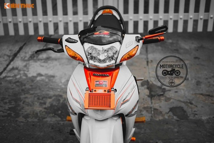 Sau khi được trang bị một loạt đồ chơi kiểng thợ độ xe máy Sài Gòn đã "biến hình" cho chiếc xế tăng thêm phần thể thao và cá tính. Cụm mặt nạ trước được làm mới với mặt nạ 2 tầng thể thao hơn, 4 xi nhan trước sau cũng được thay bằng xi nhan vàng độ nổi bật hơn.