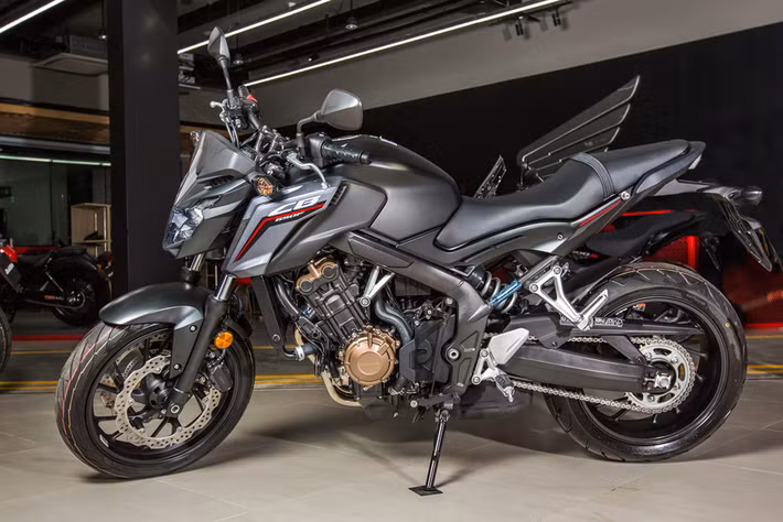 Honda CB650F - 225,9 triệu đồng: CB650F định vị phía trên CB500F, vẫn thuộc phân khúc tầm trung. Xe kế thừa kiểu dáng từ chiếc CB1000R đình đám một thời. Động cơ loại 4 xy-lanh thẳng hàng, dung tích 649 cc, công suất 90 mã lực và mô-men xoắn 64 Nm. Hộp số 6 cấp.