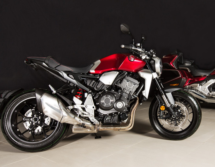 Honda CB1000R - 468 triệu đồng: CB1000R ra mắt lần đầu tiên tại triển lãm EICMA 2017 diễn ra ở Italy. Đây là phiên bản thương mại của mẫu concept Neo Sports Cafe ra mắt trước đó. Hãng xe Nhật mô tả mẫu môtô mới của họ là sự pha trộn giữa sự hiện đại và cổ điển, giữa 2 phong cách naked bike và cafe racer. Xe dùng động cơ 4 xy-lanh, dung tích 998 cc, công suất 145 mã lực và mô-men xoắn 104 Nm.