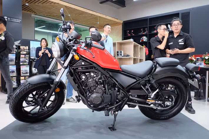 Honda Rebel 500 - 180 triệu đồng: So với bản 300, Rebel 500 không khác biệt về thiết kế. Thay đổi cụ thể nhất là khối động cơ 2 xy-lanh đôi, dung tích 471 cc, cho công suất 45,4 mã lực tại vòng tua 8.500 vòng/phút và mô-men xoắn 44,7 Nm tại vòng tua 6.000 vòng/phút. Hộp số 6 cấp.